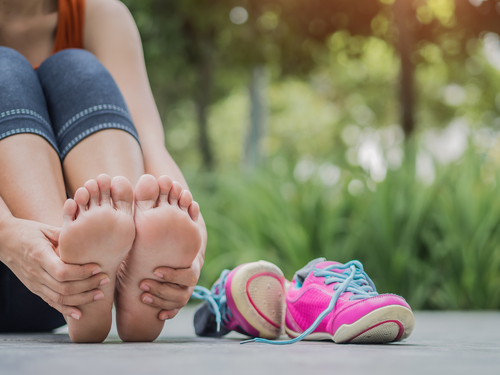 How to avoid swollen feet? 4 tips on how to treat swelling in the feet